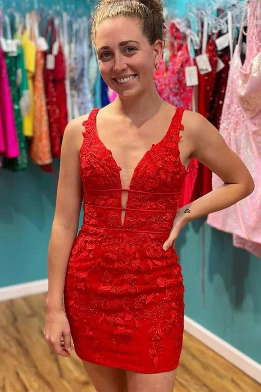 Vestido de cóctel ajustado con escote en V profundo, cordones y apliques